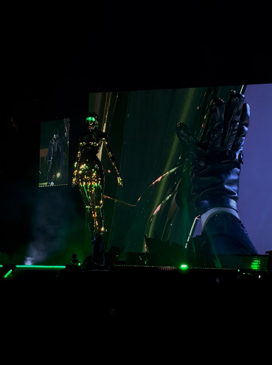 kisslandtwod's tweet photo. there truly aren’t words to describe what this album means to me. happy 12 years to kiss land 💚🖤 https://t.co/5IKWVS807T