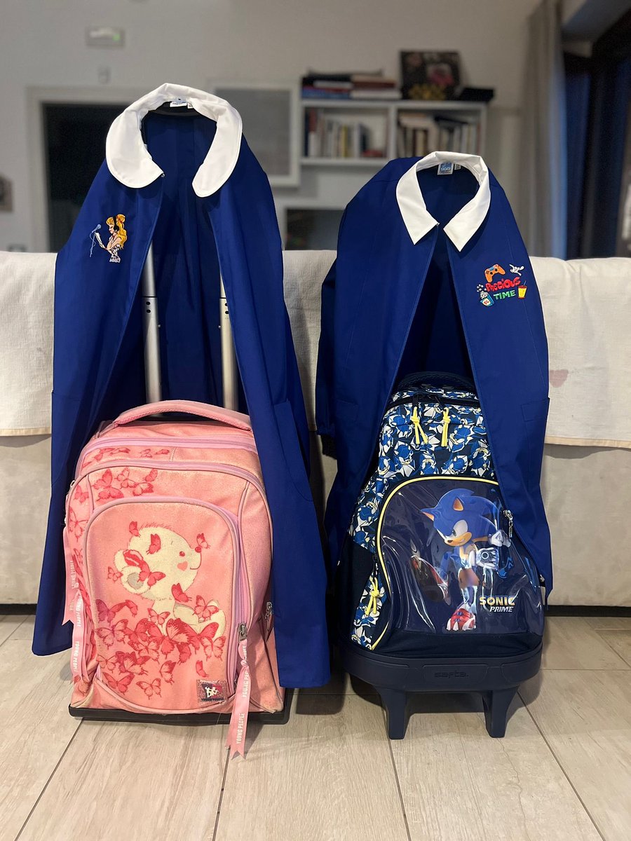 Si torna sui banchi.
Auguri agli studenti e alle loro famiglie, al personale, alle insegnanti e agli insegnanti e alla dirigenza, per il nuovo anno scolastico.

Ai miei figli dico solo: divertitevi, impegnatevi e siate curiosi.

Buon inizio a tutti! 📚