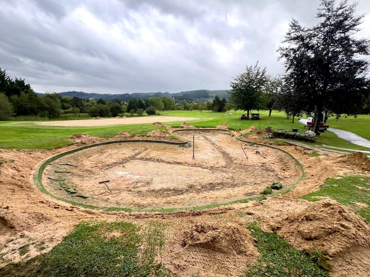 Mafergolf's tweet photo. Mafer Golf vuelve a @LaukarizGolf 
Iniciamos la 3ª fase de renovación de bunkers de green con el sistema Durabunker.
Innovación, durabilidad y estética al servicio del golf.

#MaferGolf #Durabunker #GolfRenovation https://t.co/ECCsyDLH1b