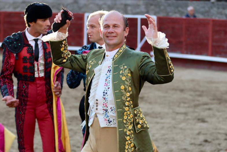 João Telles le corta otra oreja al cuarto en Navaluenga