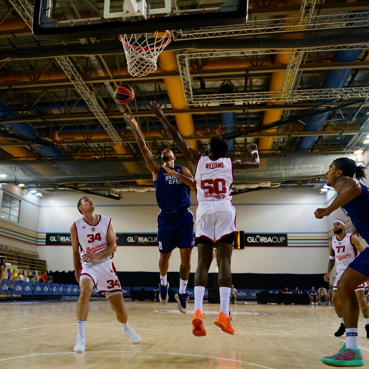 🔵🔴 Bahçeşehir Koleji, hazırlık maçında Anadolu Efes'i 70-84 mağlup etti.

🏀 Tyler Cavanaugh 20 sayı, 6 ribaund
🏀 PJ Dozier 19 sayı, 4 asist