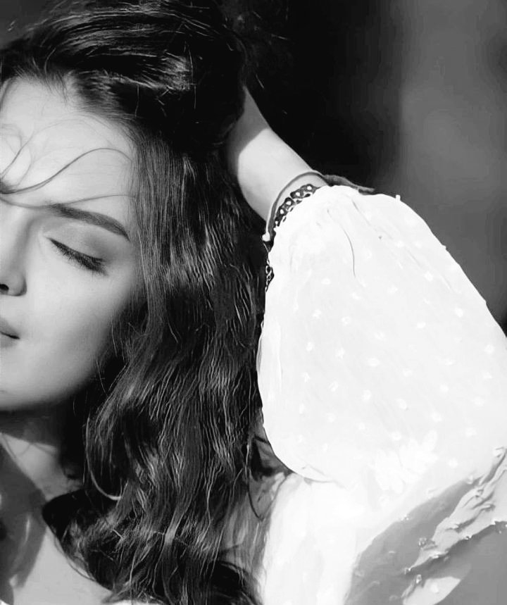 كيف للمرء أن يقول لنفسه
والمقصد نفساً غير ذي نفسِ ،،
قد ~ أحببتكْ ~ 
حتى شابت ذوائبي
وليس لي بها من الحبّ بدٌ غير ذي ودِّ ؟!..

#الخُلــــــُــــــــود