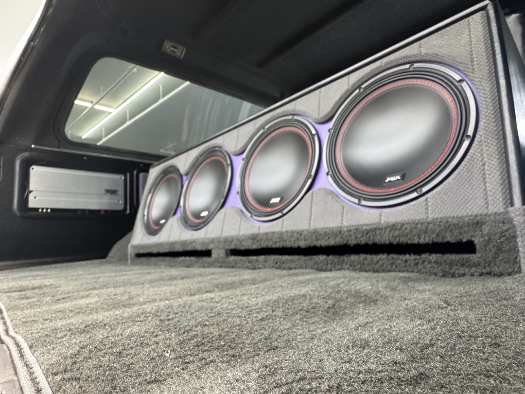 All about that clean install life. 👏Triix Customs in Chaska MNN came through with a seriously sharp MTX setup in this Blazer.