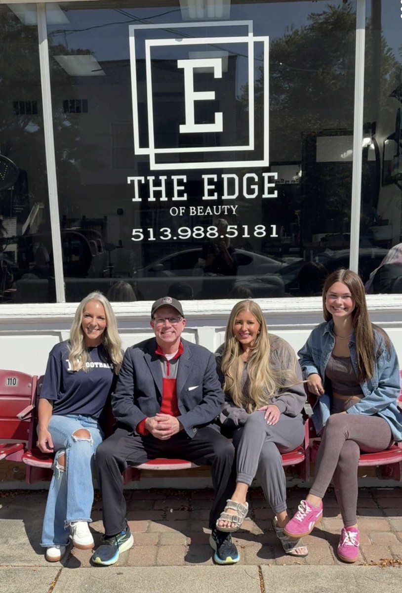 CassTheColorist's tweet photo. S/O to @ChadPergram for stopping by The Edge of Beauty today! 🇺🇸

@FoxNews https://t.co/x4I6X9ljP2