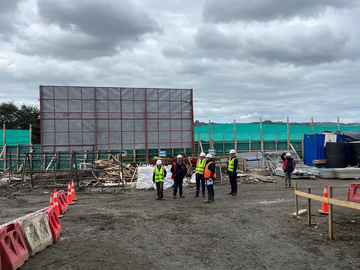 GoreLosLagos's tweet photo. Avanzan las obras de la nueva Escuela de la Cultura Fridolina Barrientos en Castro. Con $14.498 millones del Gobierno Regional, beneficiará a 360 estudiantes con formación artística. Construcción al 23% y generando empleo local. 
#LosLagos #Educación #Chiloé https://t.co/esWIKYsGP7