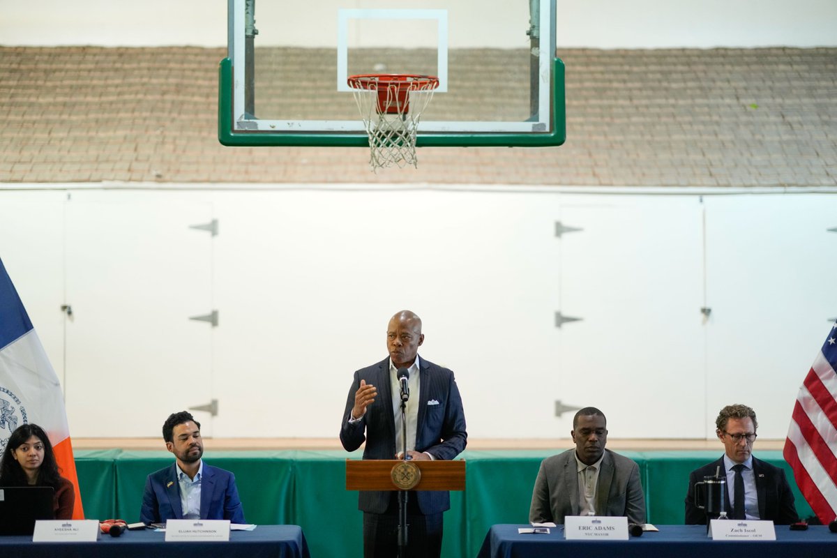 NYCMayor's tweet photo. September is National Preparedness Month, and we came to Far Rockaway to educate our faith leaders on how to organize their communities and prepare for any disaster. Make sure your loved ones are ready for anything! https://t.co/w3oEhcokLX