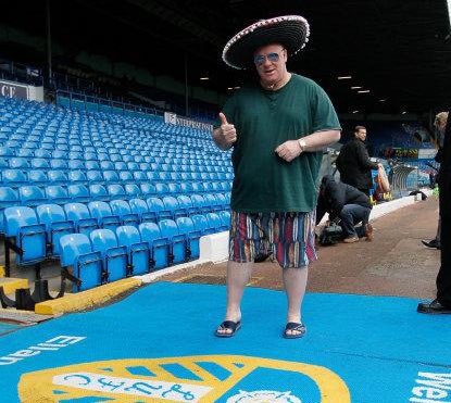 I can’t see Steve Evans nowadays without thinking about when he rocked up to elland road like this 🤣

Fair play to him though. One heck of an achievement. 🤝
