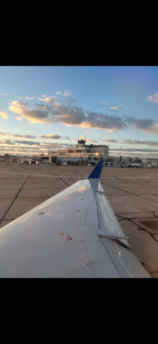 Next stop: vacation ✈️ 🌴
#WindowSeatWednesday #FlyCRW