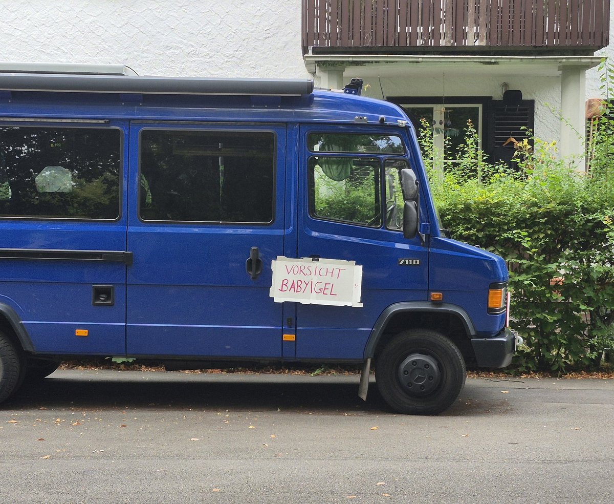Das hab ich vorhin hinter unserem Haus entdeckt.Weiß jemand wie schwer Babyigel jetzt sein Sollten,damit sie safe durch den Winter kommen? Vll <a href="/wildtierhilfeKG/">Viechertante</a> ?
Ich halte mal die Augen offen,ob ich die Kleinen sehe