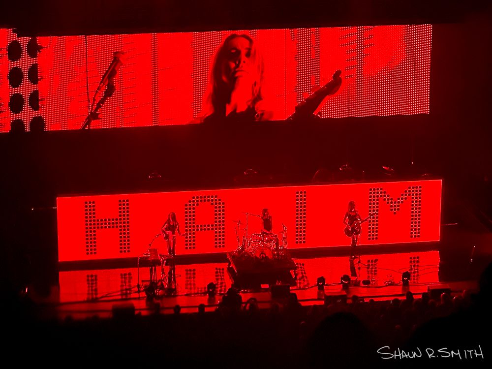 The floor shook and the crowd roared as @Haimtheband kicked off their “I Quit” tour at the Mann in Philly. From flashing signs to unforgettable solos (and even Alana jumping into the pit), this was a night to remember. Read the full review - 
bit.ly/3JZZP7s