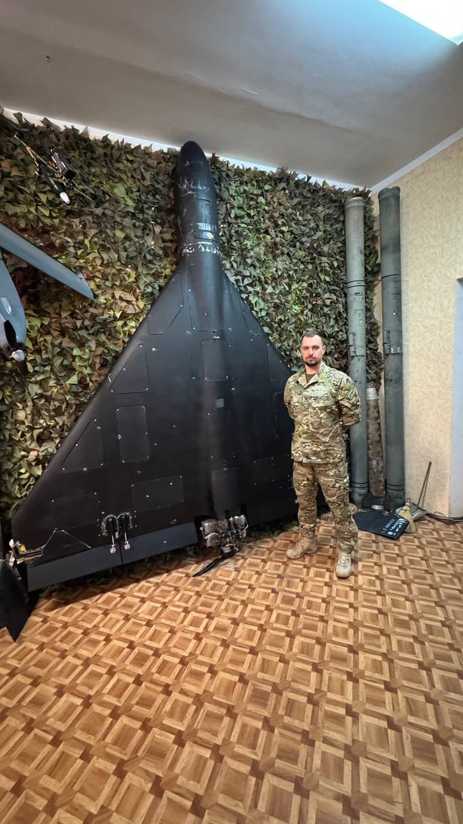 Um es sich mal bewusst zu machen: 
Dies ist die tatsächliche Größe der russisch-iranischen Shahed-Drohnen, die heute Nacht Polen angegriffen haben und seit drei Jahren zu Tausenden die Ukraine angreifen.
<a href="/Kyiv/">Kyiv. The City of Courage</a>