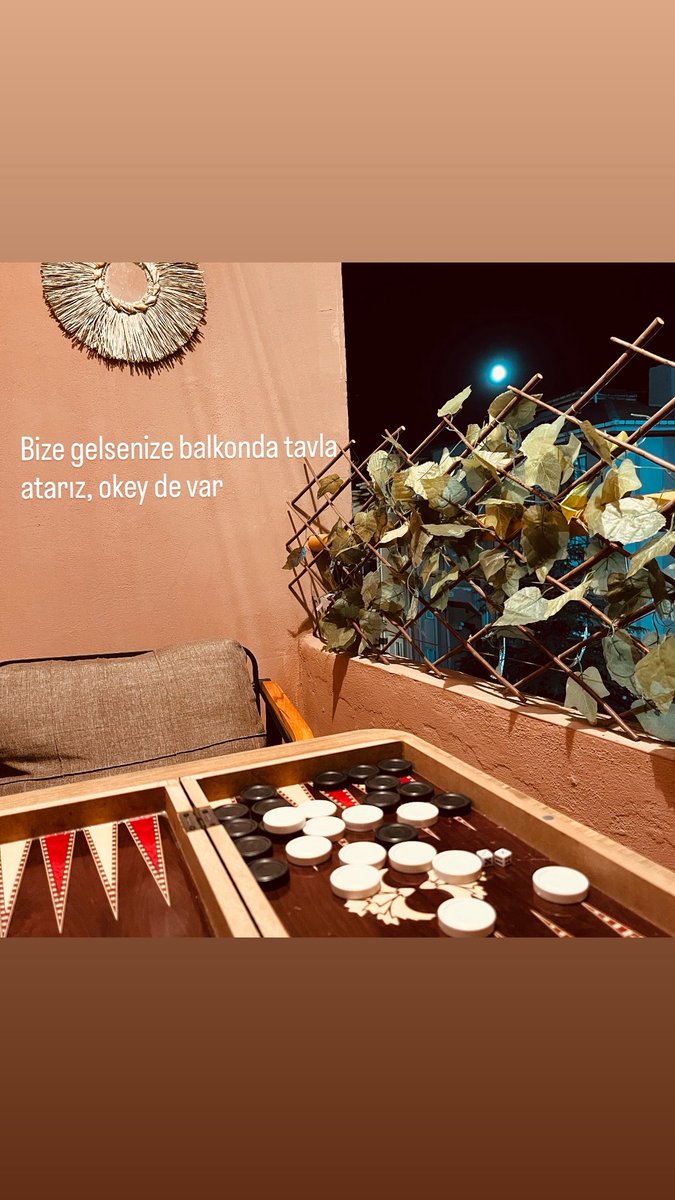 Eskiden olsa hemen uzaktaki arkadaşlarıma atardım gerçek olmayacak bir sürü plan yapardık artık ne ben eski benim ne de arkadaşlarım