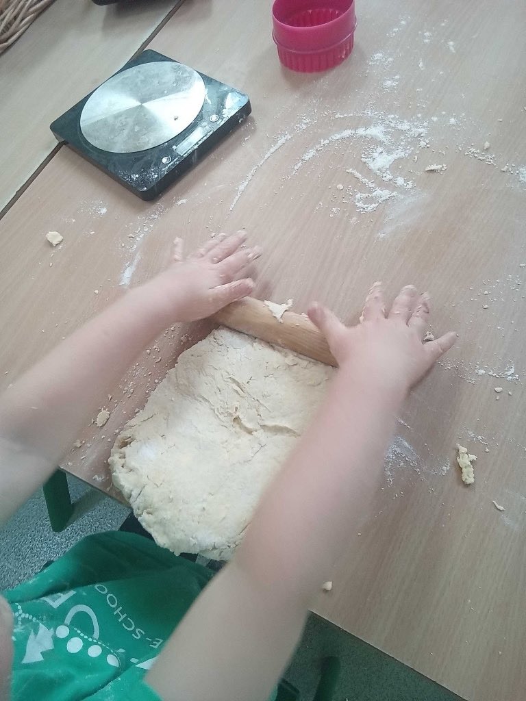 PreMilford's tweet image. We have been harvesting our apples from our tree in the allotment. We leave the fallen fruit for the insects. The children took their turns to make the pastry for delicious apple pies! @NewForestSussed  #preschoollearning #preschoolallotment