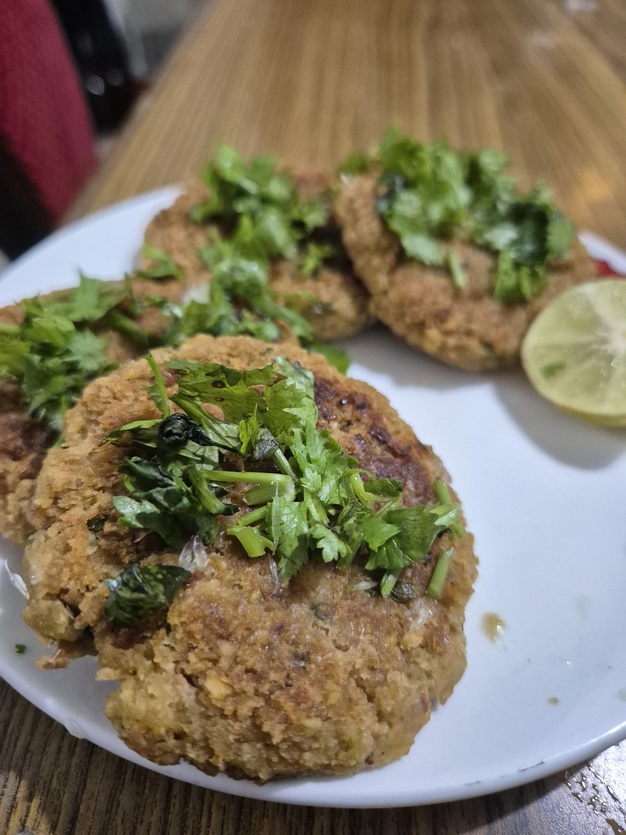 Ashwini28647840's tweet photo. Rajma and oats Gilouti kebab. 🥙
.
Making the tasty food into a healthier version. Tasted ultra yum!!
#highprotien #vegfood #goodness https://t.co/Yyfj39bghH