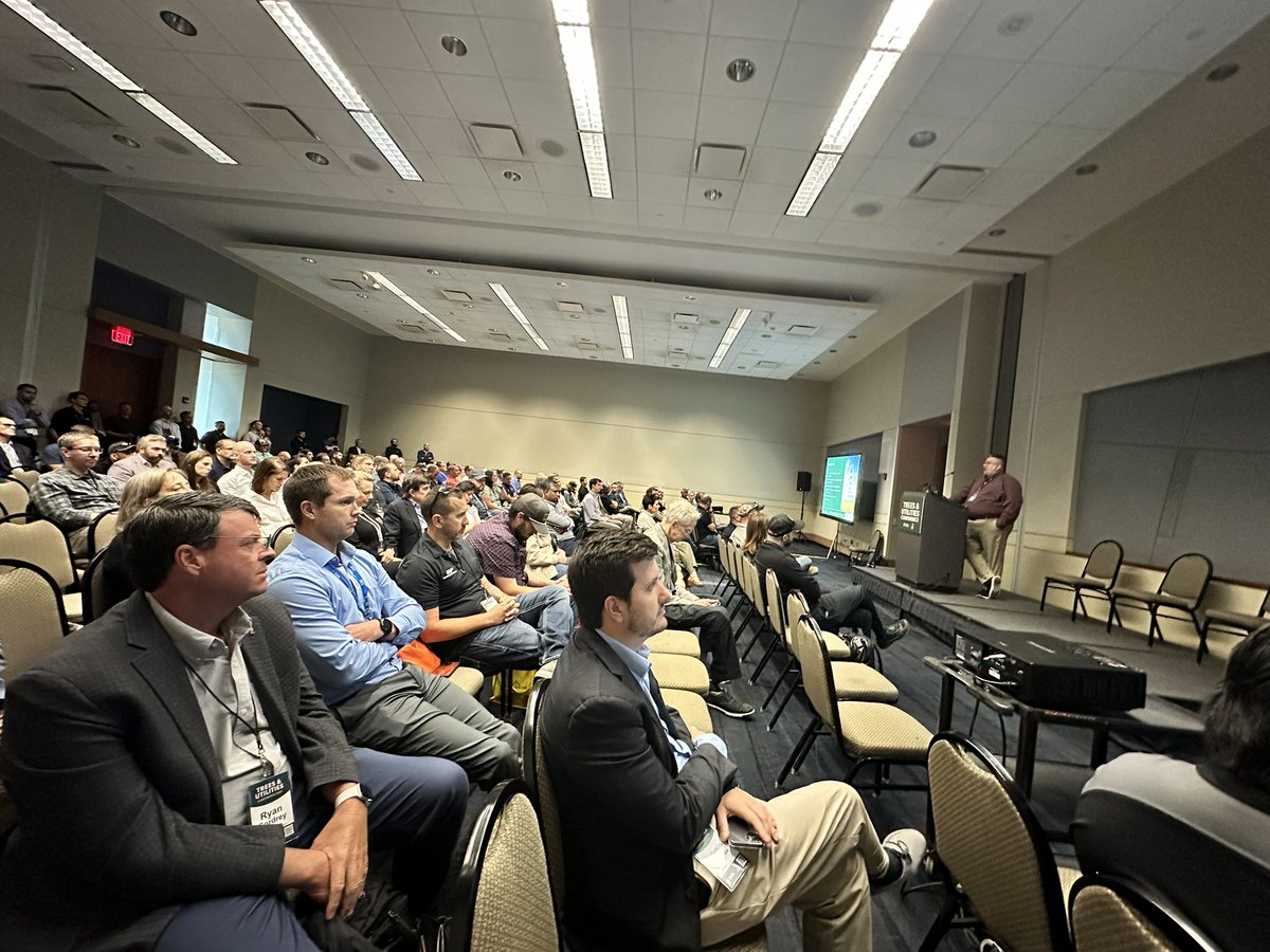 AmyFischbach's tweet image. The grid is reported to grow 57 percent over the next decade due to increased load and new supply, according to a presentation by LiveEO and AEP at Trees &amp;amp; Utilities. @tdworldmag #treesandutilities