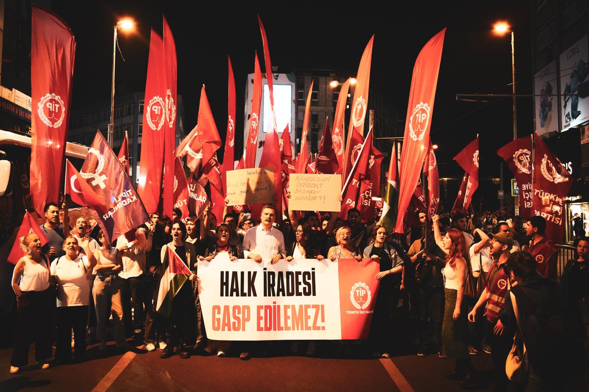 Hileye, baskıya, zorbalığa karşı tek cevabımız var:
Daha çok dayanışma, daha çok mücadele!
Biz buradayız, teslim olmadık, olmayacağız!