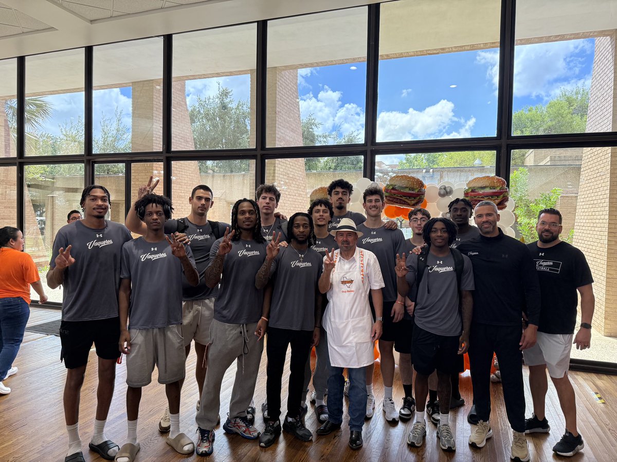UTRGVmbb's tweet image. This year’s Picnic with the President was a success! Thank you Dr. Bailey for hosting us ✌🏻
#RallyTheValley #UTRGV