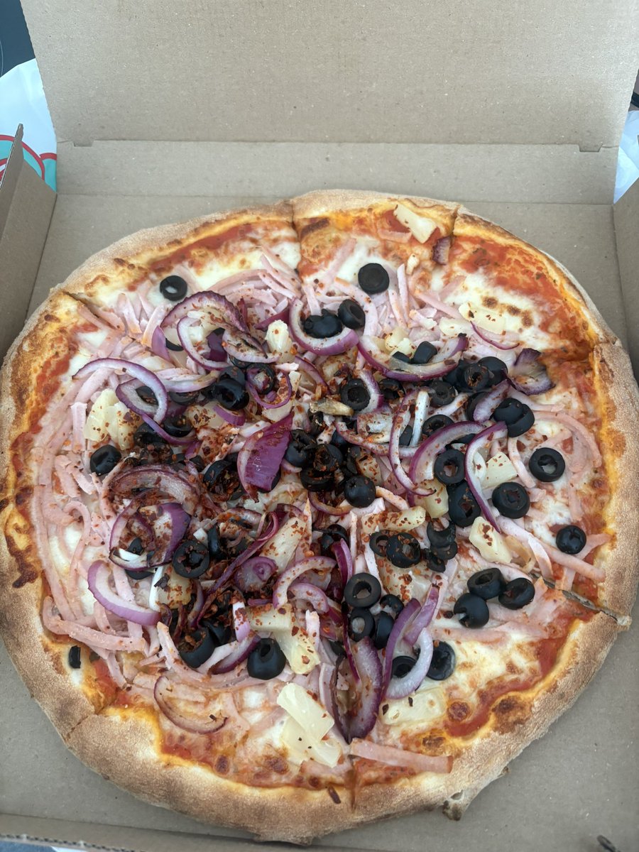 Das war btw meine Anniversary goal Pizza. Schinken, Zwiebeln, Oliven und Ananas! Honestly hatte ich Angst, dass sie ekelig wird, aber außer die Ananas war es eigentlich ganz okay. 

Danke noch mal für das schöne anniversary und die 6 Tage tolle Unterhaltung. 💕🥰