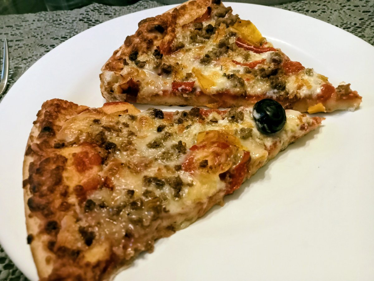 Omdat we morgenmiddag uit gaan eten en morgenavond een speciale raadsbijeenkomst hebben, aten wij zojuist de voor morgen bestemde pizza buffalo. Hij kon ermee door maar we missen de pizzas uit de automaat. Bizar hé? #datatenwijvanavond