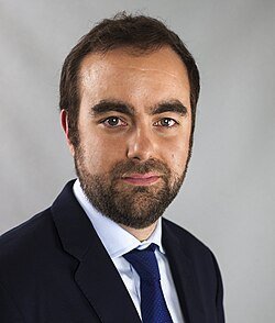 Et bien moi ce soir, pour mon pays, ma France, j'apporte tout mon soutien à Sébastien Lecornu, 1er ministre de la France.