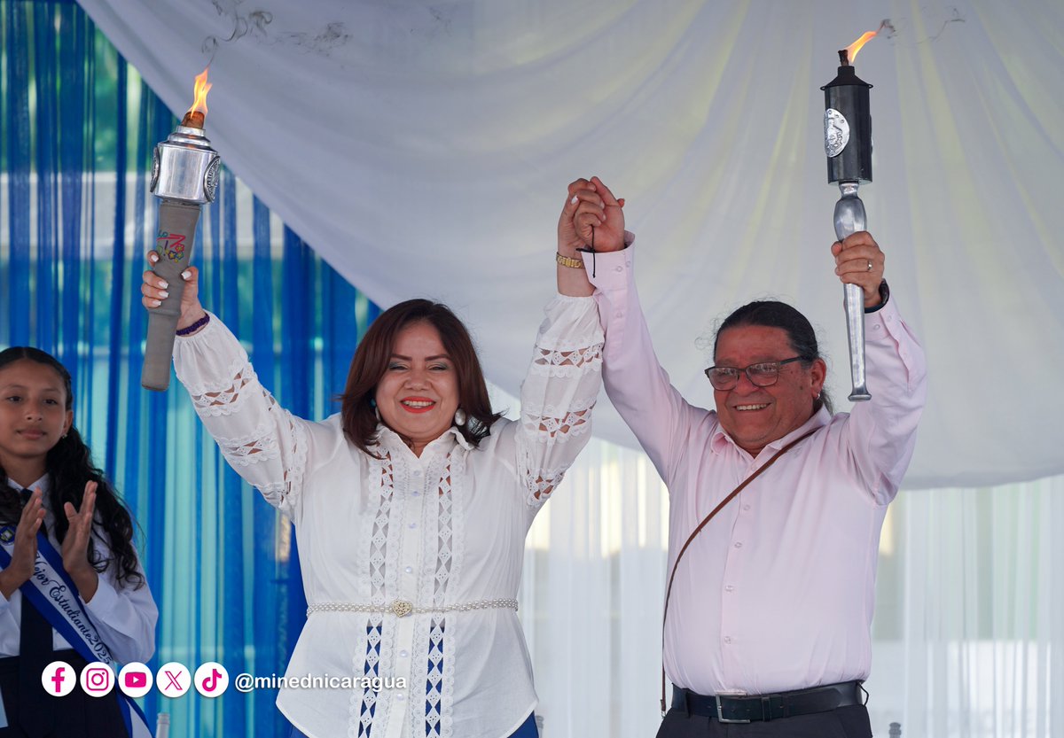 minednicaragua's tweet photo. 🇳🇮💙🤍 #Nicaragua recibe la Antorcha de la Unión Centroamericana

En el puesto fronterizo Las Manos, Nueva Segovia, la Ministra de Educación, compañera Mendy Arauz, recibe de autoridades educativas de #Honduras la Antorcha de la Unión Centroamericana, cuyo recorrido por el territorio nacional comienza como símbolo de unidad y fraternidad entre los pueblos centroamericanos. 🔥