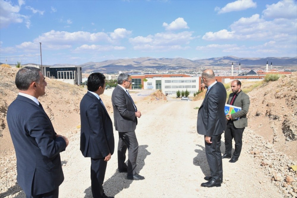 Kırşehir Valimiz Sn. Murat Sefa Demiryürek ve Karayolları 6. Bölge Müdürümüz Sn. Ahmet Bülent Büyük’ü üniversitemizde misafir ettik. Üniversitemizin genel durumu ve altyapı çalışmalarına dair verimli bir görüşme gerçekleştirdik. Ardından yeni hastane çevresinde incelemelerde