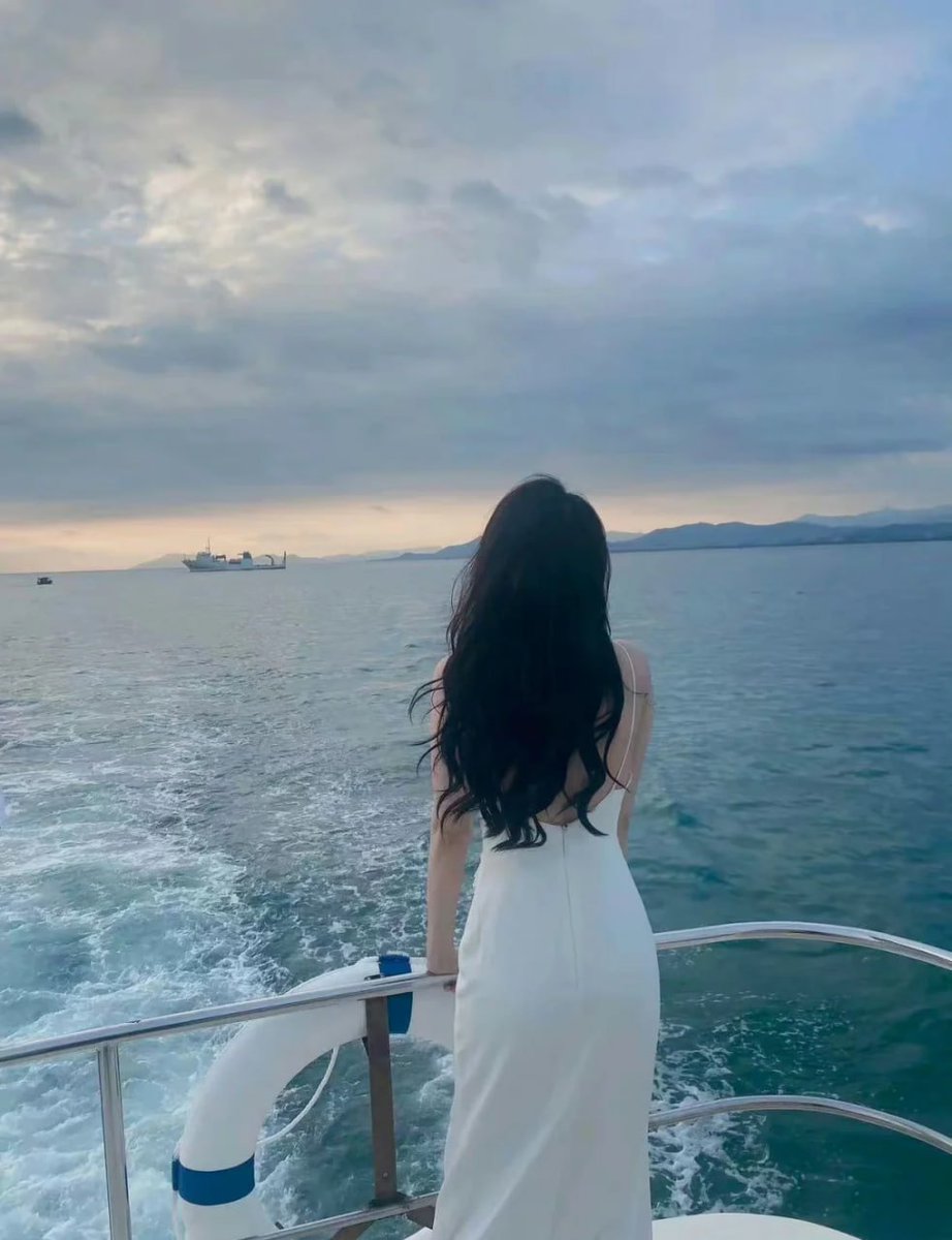 Adrift between sea and sky, where silence and dreams collide.🙃