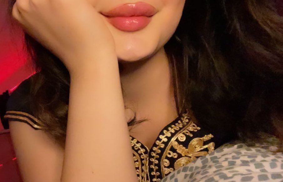 من هام في وجهك العذبّ وتعابيره
تصير في عينه وجيه العرب ودره !