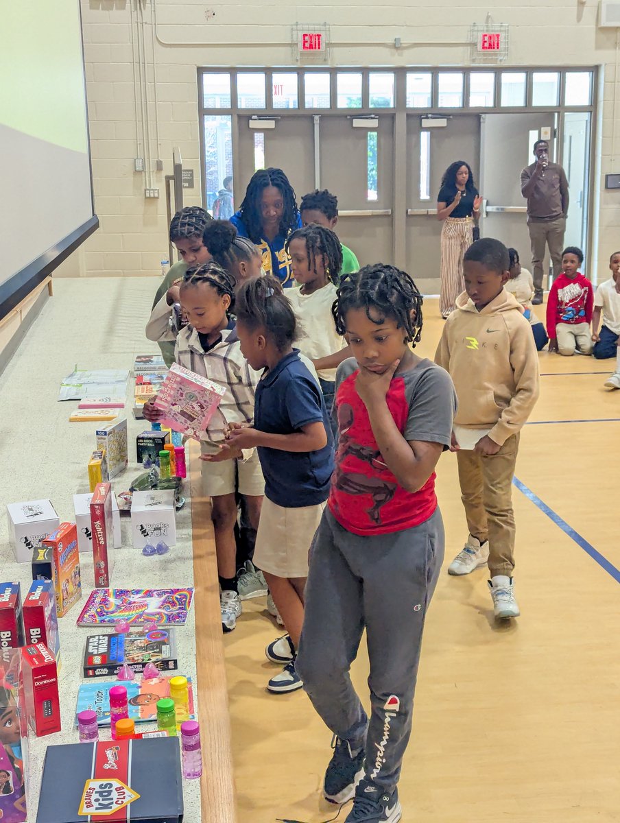 APSFLSTRONG's tweet image. We celebrated 50 students and teachers for reading achievements at our Literacy Pep Rally! Ask your scholar why they were recognized &amp;amp; set a goal for next time. Keep logging in Beanstack, taking AR tests, and leveling up in Reading A-Z! #FLStrong #racetoread #sparkingcuriosity