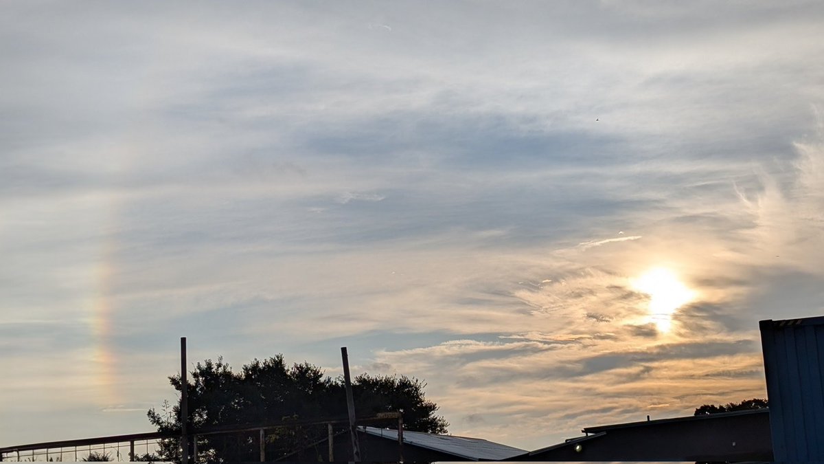 uesugi_sato's tweet photo. 今日は1時間早出。
早く出勤したから見られた幻日(^^)
伸びてきた〜🌈
#幻日 https://t.co/IW1bSSkxSM