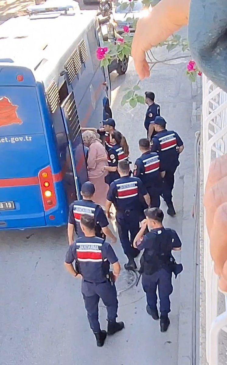 KutluDuranoglu's tweet photo. 24 yaşında üniversite öğrencisi bir kız için 9 jandarma görevlendirmişler.

TabuttaTahliyeye Hayır https://t.co/aqhThAyeGy