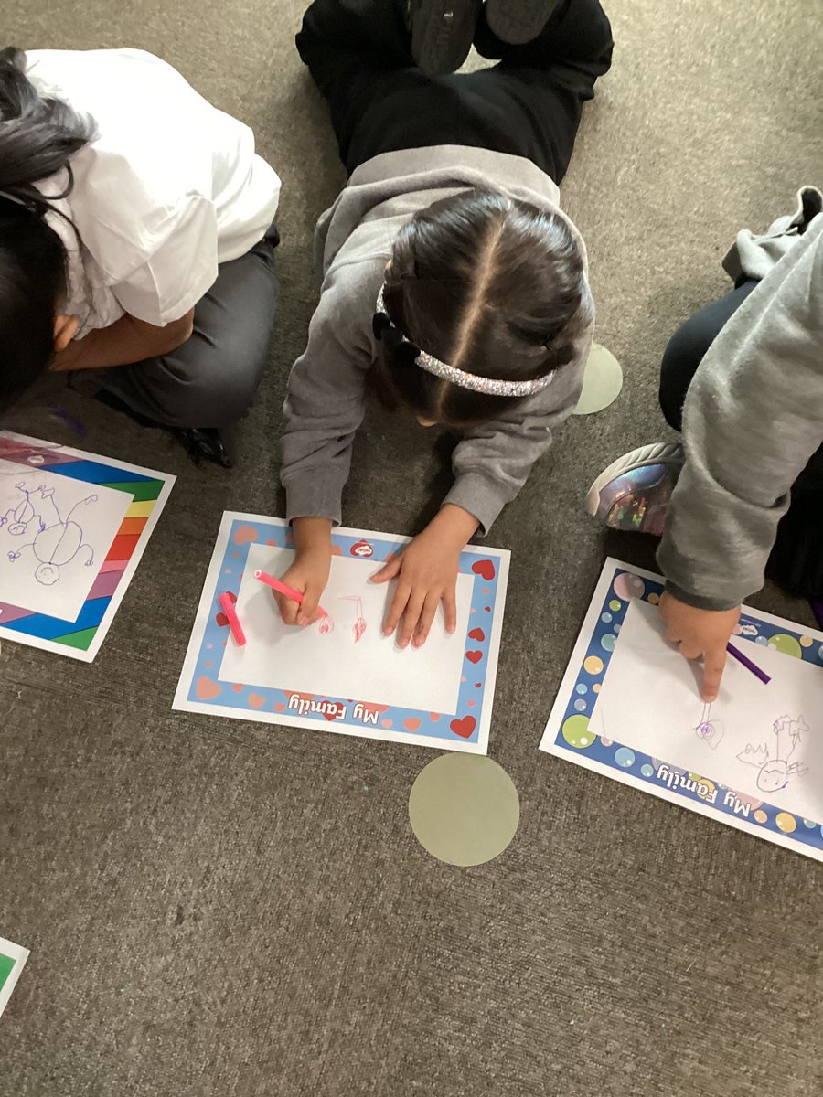MrsGriffiths7's tweet image. We are a family drawing club today. We drew who lived in our house. Our penpal patter the is week is dots so we used them to make our families do funny things 😂 #eyfs #drawingclub #weareafanily #writing