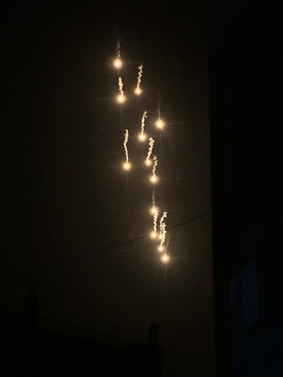 الاحتلال يطلق قنابل إنارة لترهيب السكان بمدينة غزة، في ظل رفضهم النزوح نحو الجنوب، رغم القصف المكثف والمتواصل.