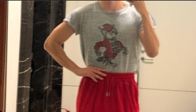 ท่าโพสเริ่ดๆต้องเท้าเอวองศานี่นะ