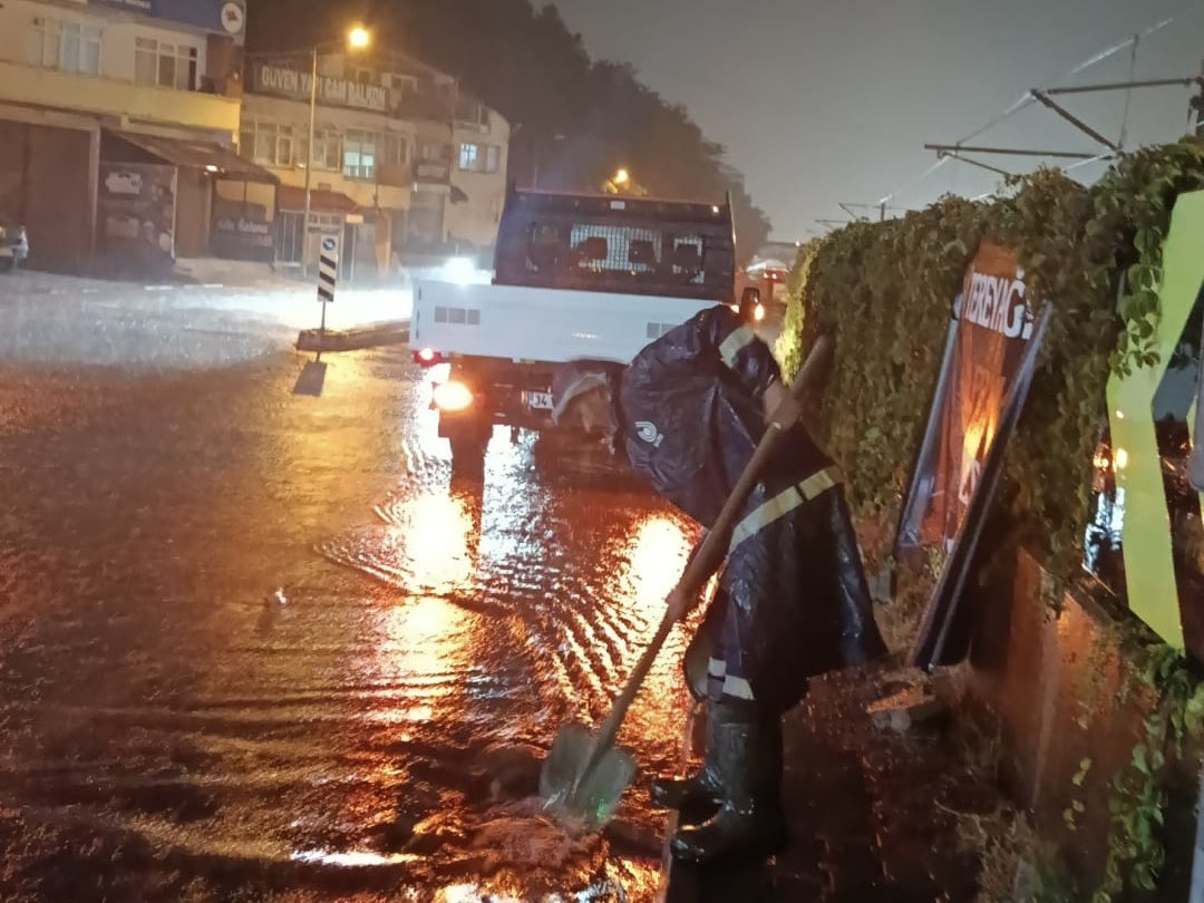 Samsun’umuzda etkisini gösteren şiddetli yağışta 1 metrekareye 120 kg yağış aldık.

Ekiplerimiz teyakkuz halinde. Altyapısını tamamladığımız alanlarda bir sorun yaşanmazken diğer bölgelerde vatandaşlarımızın olumsuzluklarla karşılaşmaması için tüm ekiplerimizle birlikte