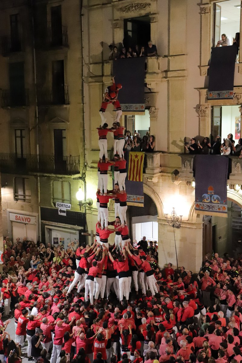 Avui actuem a Valls, a la Plaça del Blat, amb motiu de la Diada Nacional. 

A primera ronda hem descarregat el 4 de 9 amb folre.

📸 Roser Giner

#castells #Valls
