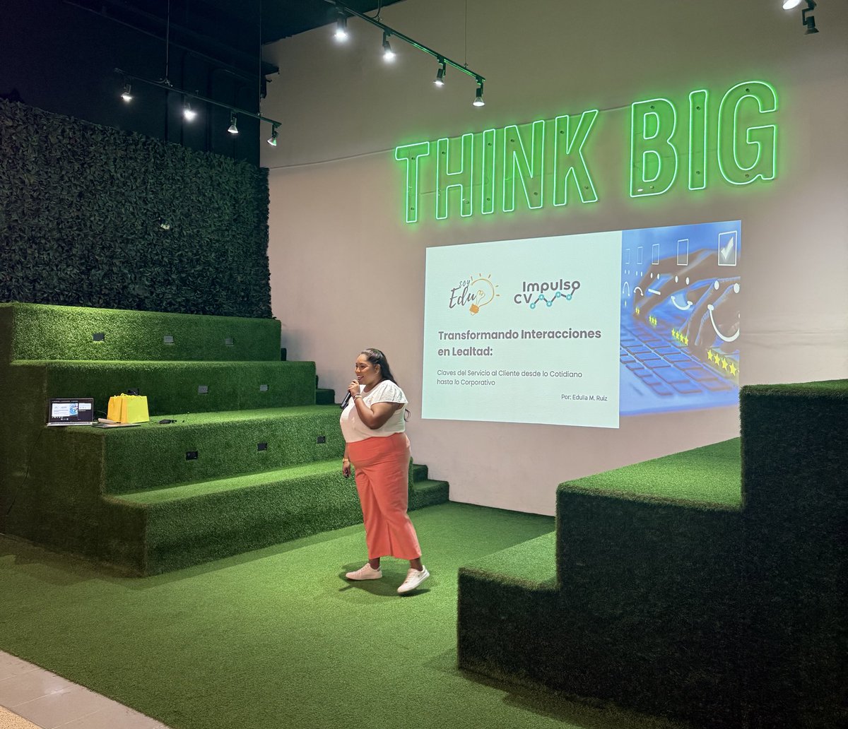 Conocer parte de cómo “transformar interacciones en lealtad” es una forma de humanizar la experiencia al cliente 🙂
Por <a href="/soyeduliaruiz/">Soy Edu🌟</a>