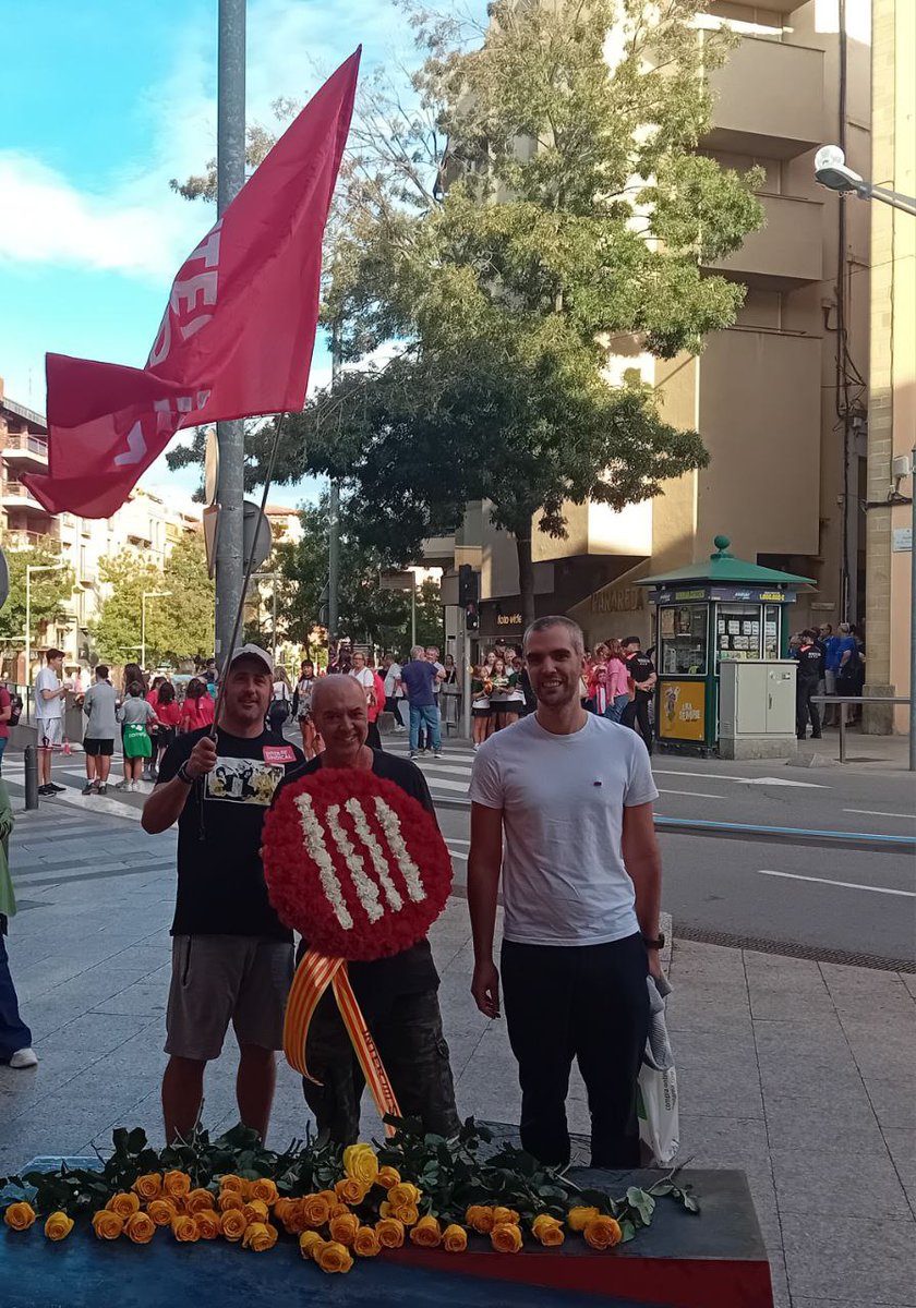 InterCatCentral's tweet photo. 👉 A Vic, a l’ofrena floral a Bac de Roda. 🌹

La memòria que inspira la lluita, el present que ens empeny. 

INDEPENDÈNCIA!

MÉS MOTIUS QUE MAI!!! 🔥✊ https://t.co/JX1kFo15Uq