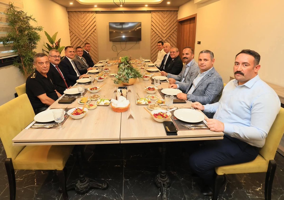 Cumhurbaşkanlığı kararnamesi ile Erzurum İl Müftülüğü görevine tayinimiz vesilesiyle düzenlenen veda yemeğine Valimiz Sayın Dr. İdris Akbıyık ve İl protokolü katılım sağladı.. Görev süremiz boyunca desteklerini esirgemeyen Sayın Valimize teşekkür eder, şükranlarımızı sunarız..