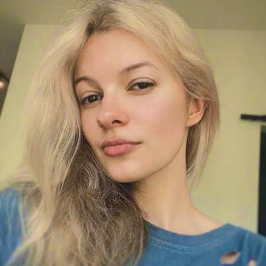 🚨 EL CASO QUE ESTÁ DANDO VUELTA AL MUNDO 🌍

Iryna Zarutska, una joven refugiada ucraniana de 23 años que había escapado de los bombardeos en Kiev, fue asesinada a puñaladas en un tren ligero de Charlotte, EE. UU. el pasado 22 de agosto.

El ataque, registrado en video, fue