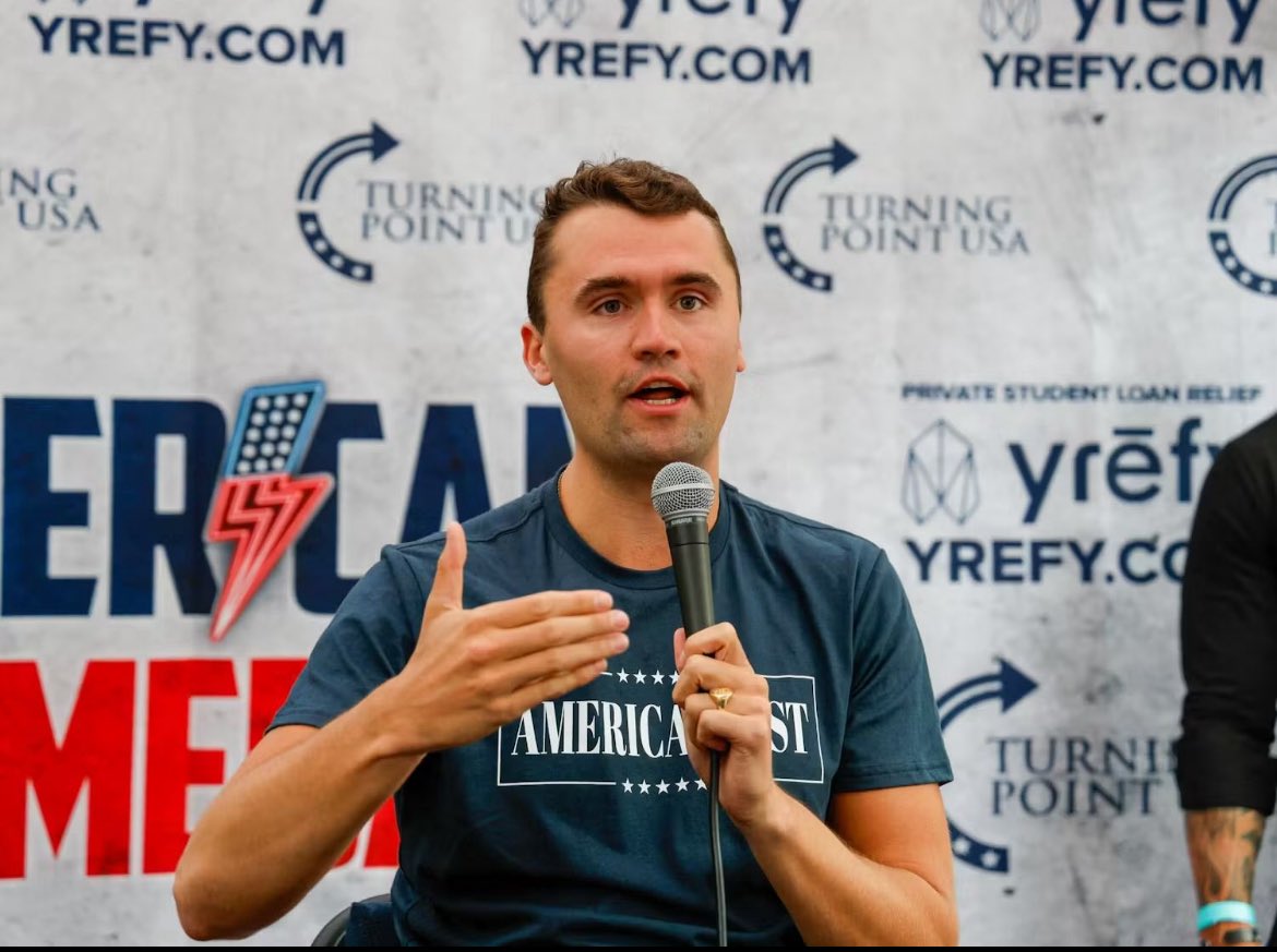 El influencer conservador Charlie Kirk sufrió un atentado. Se desconoce su estado de salud, pero se presume grave. 
Pese a los desacuerdos con sus posturas y la violencia de los discursos que promovió, deseo que se recupere. La vida debe estar por encima de cualquier diferencia.