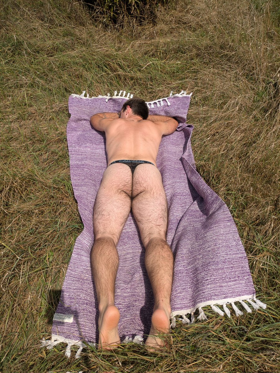Well ...it started as sunbathing....then a friend started texting me sexy talk...and I...maybe got excited....

#sexynerd #sunny #hairyass #asscheeks #buttcrack #