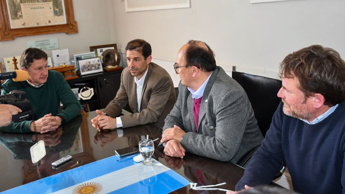 economicas_unlp's tweet photo. El decano @EDeGiusti se reunió con el intendente de @MuniSaladillo, Ing. José Luis Salomón, para reafirmar el fuerte compromiso que une a ambas instituciones con la educación superior en la región🤝
👉Más información: https://t.co/KxGmQvsITT https://t.co/ltTwb0pu2e