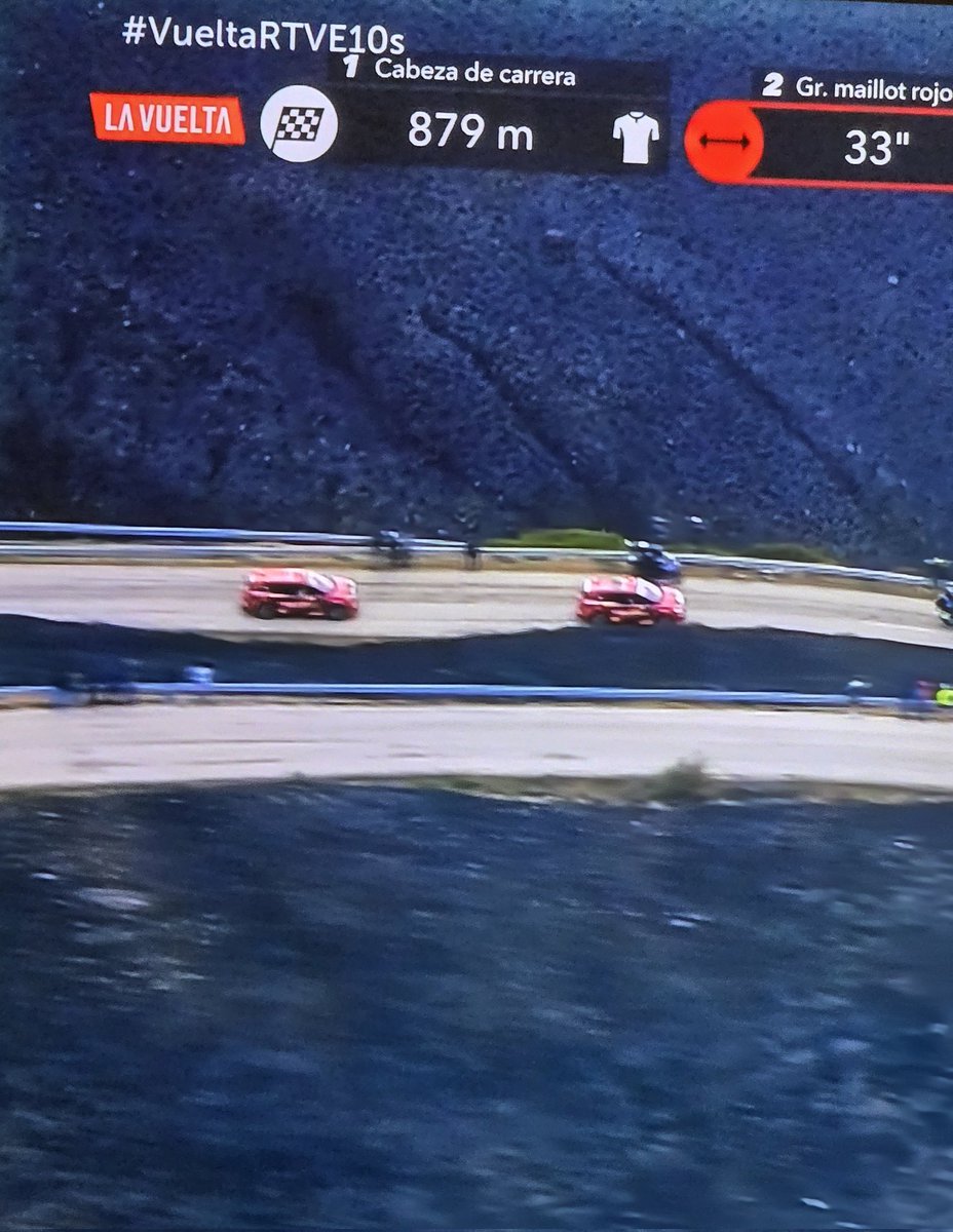 ManuelGmezHoyo1's tweet image. Las imágenes ofrecidas en directo hoy por TVE de la Vuelta ciclista a España, muestran las terribles consecuencias de la irresponsable y delictiva conducta de @alferma1 Mañueco y su Consejero Quiñones,   durante los terribles incendios que asolaron los Montes de León. 
Continúan…