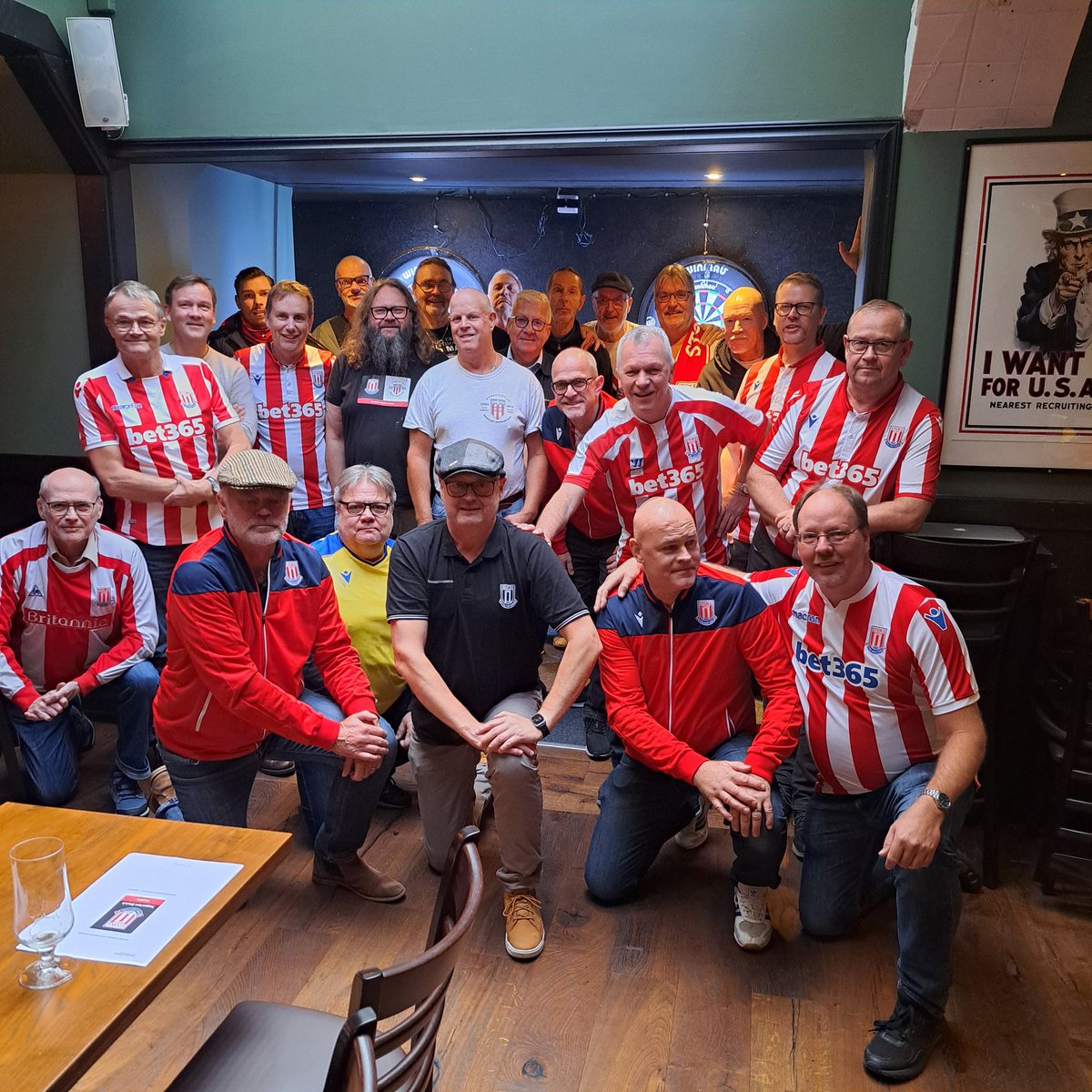 Ett fint gäng på förra årsmötet. På lördag är det dags igen, den här gången är Helsingborg stolt värdstad.
Efter sedvanliga årsmötesärenden hejar vi fram The Potters till en trea mot Blues! Och dricker kanske en öl.