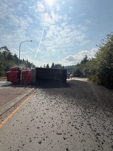 BvuePD's tweet image. Long term closure alert: A dump truck carrying asphalt has rolled over at a roundabout on Lake Sammamish Parkway SE and Lakemont Boulevard SE.
There are no injuries to this crash but do expect this area to be closed for cleanup. Please avoid the area, if possible.