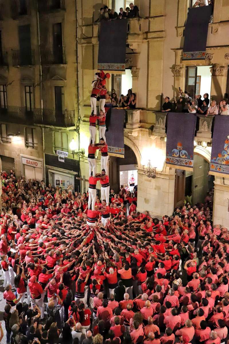 A segona ronda de la Diada Nacional, a la Plaça del Blat, descarreguem el 2 de 8 sense folre!!!!

📸 Roser Giner

#castells #Valls