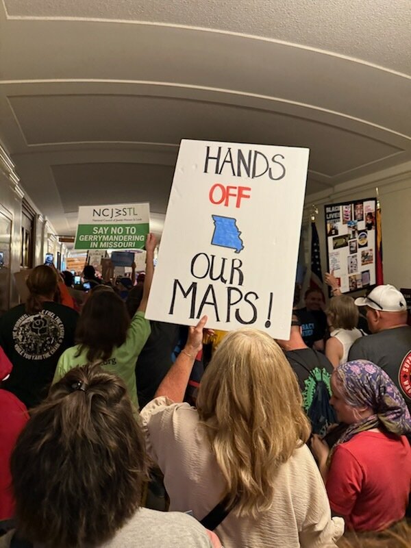 TracyMcCreery's tweet photo. Energetic huge crowds of Missourians are not happy Jeff City politicians are trying to rig Congressional maps and change initiative petitions to silence their voices. #moleg https://t.co/SaYXb2t9hX