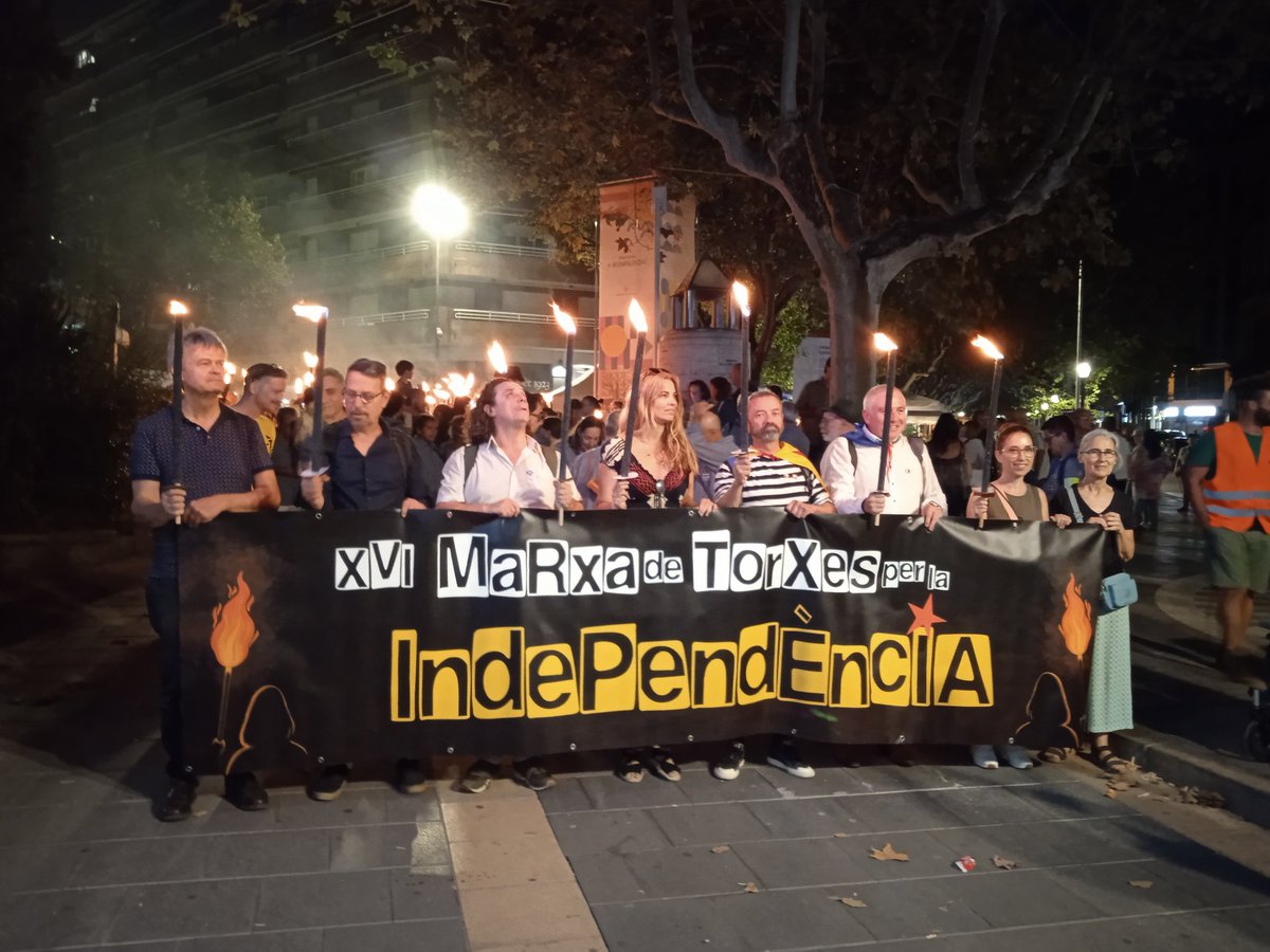 Ha començat la Marxa 🔥
La capçalera amb <a href="/anna_arque/">Anna Arqué i Solsona</a>, portaveu de <a href="/ICECintl/">ICEC</a>, en <a href="/PhylGriffiths/">Phyl Griffiths</a> president <a href="/YesCymru/">YesCymru</a> i portaveu
<a href="/ICECintl/">ICEC</a> en <a href="/GeraintPanorama/">Geraint Thomas</a> en <a href="/ValckBart/">Bart De Valck</a> Flanders, Chris White d’Escòcia i Sílvia Sanfeliu, presidenta d'Òmnium Bages-Moianès.