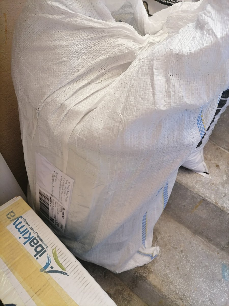 Kumbaradan mamamız gelmişti, paylaşmayı unutmuştum. Beslemelerimize devam ediyorum, ama canların hastalıklarından ötürü beslemelerle ilgili çok paylaşım yapamadım.
Kumbaramıza destek olan herkese tekrardan çok teşekkür ederim 🙏🍀